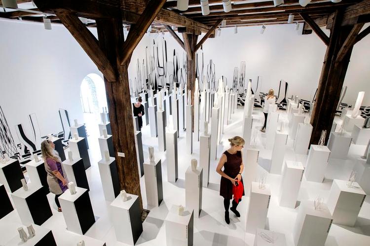 Former. Der er ikke sparet på antallet af udstillede modeller fra Zaha Hadids tegnestue. Her en masse fortolkninger af tårnets mulige form. 