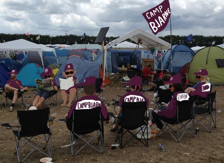 Kongeetape. Festivalrytterne på Team Bjarne ser ud til at være i exceptionel form. Tegning: Philip Ytournel 