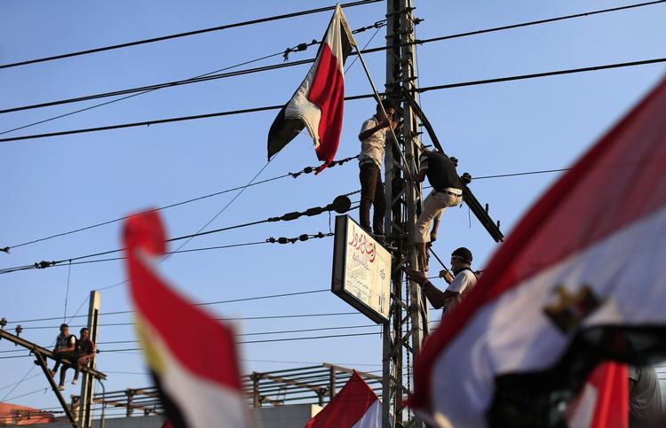 Krise. Egyptens hær har truet med at gribe ind, hvis ikke præsident Morsi har løst den politiske krise i landet inden i eftermiddag. 