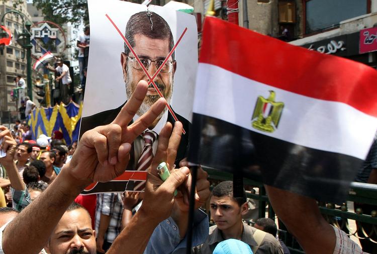 PROTEST. Årsdagen for præsident Mohammed Morsis indsættelse blev markeret med store demonstrationer, der endte i flere døde og sårede. 