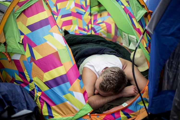 Forsigtig. Det kan godt være farligt at gå omkuld på Roskilde Festival i år, hvor der er flere langfingrede elementer løs end tidligere. 
