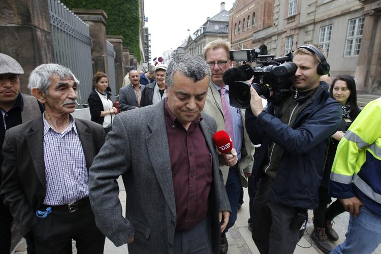 Dom. Imdat Yilmaz, direktør for Roj TV, forlader Østre Landsret, hvor det netop er blevet afgjort, at tv-kanalen bliver frataget sin sendetilladelse. 