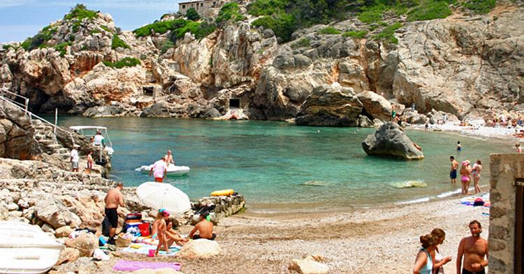 Nyd sommeren ved en af Mallorcas strande - billigt. 