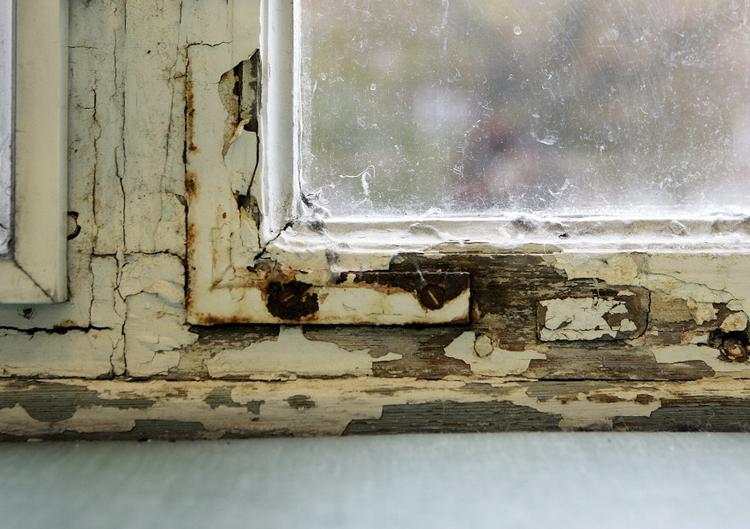 VEDLIGEHOLDELSE. København har længe kæmpet med nedslidte ejendomme. Her er det en vinduesramme på Bavnehøj Skole. 