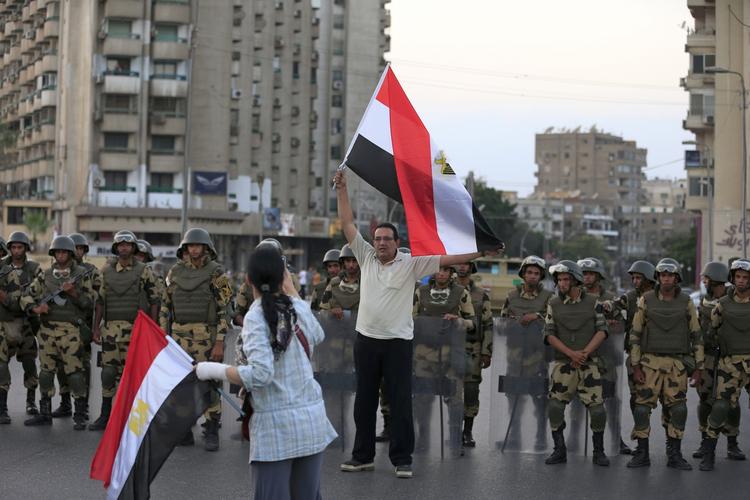 Oprør. Militæret er stærkt til stede i Kairos gader. De er ved at vælte præsident Mohamed Morsi. 