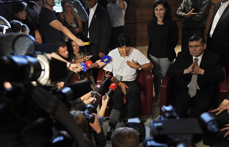 Vrede. Bolivias præsident Evo Morales interviewes i Wiens lufthavn, hvor han blev tvunget til at lande, fordi en række europæiske lande nægtede ham adgang til deres luftrum. 