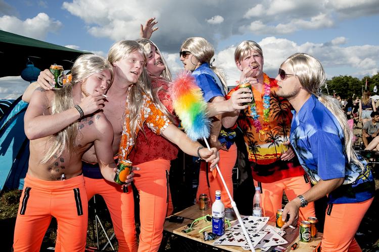 Festivalliv. Solrigt vejr kan være den afgørende faktor, som får alle billetter solgt til dette års Roskide Festival. 