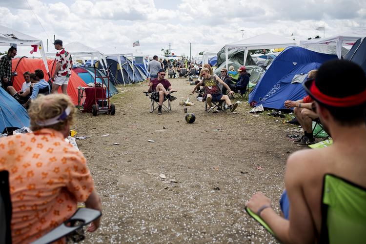 Kvalificeret. Din historie må gerne være mere spændende end »Mine venner og jeg sad og spillede ølbowling hele dagen, inden vi væltede op til koncert. Det var fedest«. 