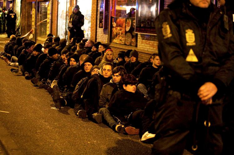 Futtog. Over tusind blev uberettiget administrativt frihedsberøvet i december 2009 ved FN's klimatopmøde i København. Nu efterlyser Enhedslisten og Liberal Alliance ændringer i politiloven. 