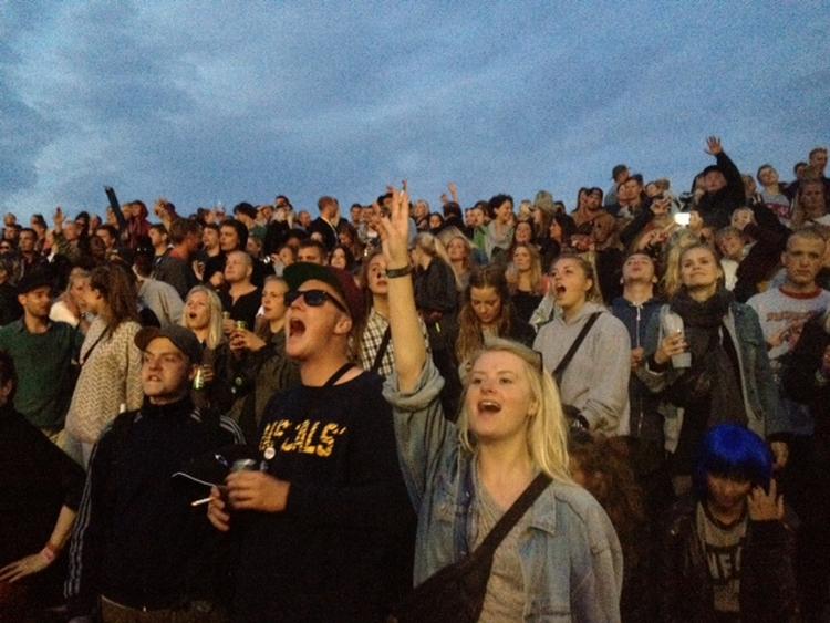 FEST!. Roskilde Festivalens gæster blev vilde i varmen, da Klumpen og Raske Penge sørgede for larmen. 