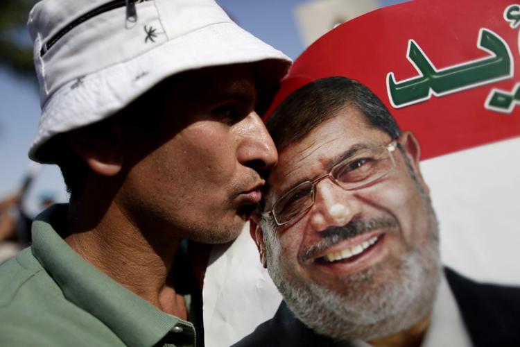 Selv om der bliver jublet på tilhænger. Tahrir-pladsen over militærkuppet mod Mohamed Morsi, så har den nu tidligere egyptiske præsident stadig mange tilhængere. 
