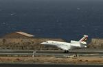tvang. Det var på grund af mistanke om, at Edward Snowden opholdt sig på dette fly, at det i går blev tvunget ned i Wien. Han var ikke om bord, men det var til gengæld Bolivias præsident, Evo Morales, som var rasende over det, han kaldte en bortførelse. 