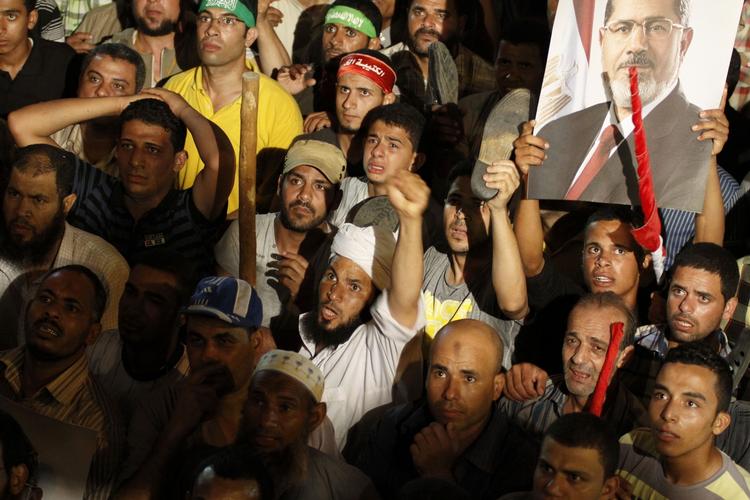 VREDE. Tilhængere af Det Muslimske Broderskab og den nu afsatte præsident Morsi demonstrerer mod militærets aktion mod regeringen i Egypten. 