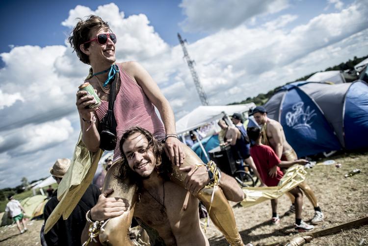Drømmevejr. Efter en blæsende og lidt våd start på festivalen, er sommervejret på vej til musikdagene i Roskilde. 