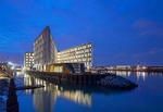 <cutline_leadin>FN-stjerne.</cutline_leadin> Med sine fem takker, der udgår fra en fælles kerne, symboliserer den nye FN-bygning i København FN’s funtion som samlende organisation. <fotograf>Foto: Adam Mørk</fotograf> 