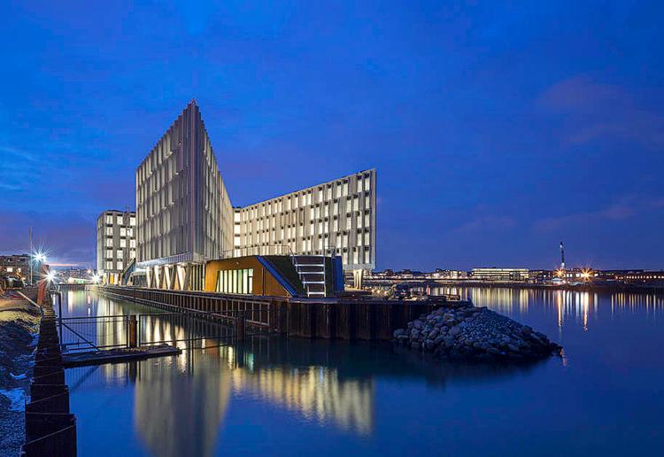 <cutline_leadin>FN-stjerne.</cutline_leadin> Med sine fem takker, der udgår fra en fælles kerne, symboliserer den nye FN-bygning i København FN’s funtion som samlende organisation. <fotograf>Foto: Adam Mørk</fotograf> 