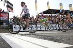 spurtkonge. Mark  Cavendish (tv) stryger over stregen som en sikker vinder af gårsdagens etape. I dag ligger etapen også til et sprinteropgør, hvis alle de tunge drenge kommer godt over en enkelt stigning. 