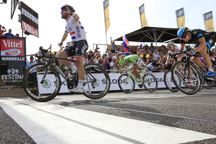 spurtkonge. Mark  Cavendish (tv) stryger over stregen som en sikker vinder af gårsdagens etape. I dag ligger etapen også til et sprinteropgør, hvis alle de tunge drenge kommer godt over en enkelt stigning. 