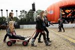 Hjælpetransport. Ifølge Roskilde Festivals sammaritter er det ofte bekymrede venner, som henvender sig med de tilskadekomne. 