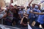 OVERFALD. Uroen i Egypten kan give langt større splittelse i landet, hvor et meget stort mindretal støtter Morsi og hans Muslimske Broderskab. Det giver ængstelse for, at det kan ende helt galt i landet efter militærets indgriben. Her overfaldes oppositionstilhænger af Morsi-støtter i Damietta. 
