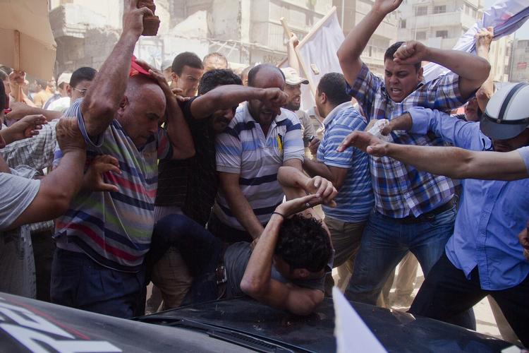 OVERFALD. Uroen i Egypten kan give langt større splittelse i landet, hvor et meget stort mindretal støtter Morsi og hans Muslimske Broderskab. Det giver ængstelse for, at det kan ende helt galt i landet efter militærets indgriben. Her overfaldes oppositionstilhænger af Morsi-støtter i Damietta. 