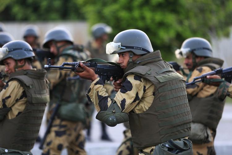 kup. Den danske ambassade i Egypten har kontakt med, hvad de selv kalder, »hele det politiske set up«. Blot ikke militæret, som det er svært at komme i kontakt med. 
