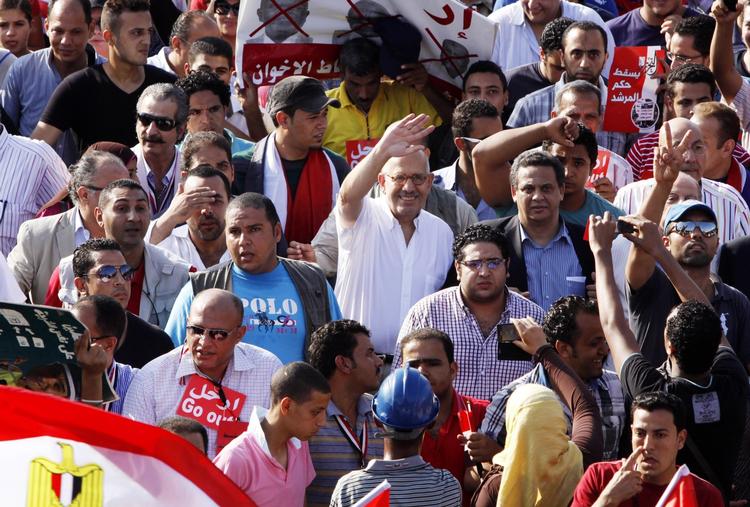 REGERINGSLEDER. Mohamed El-Baradei (i hvid skjorte) vinker under en demonstration mod styret i søndags. Nu bliver han midlertidig ministerpræsident. 