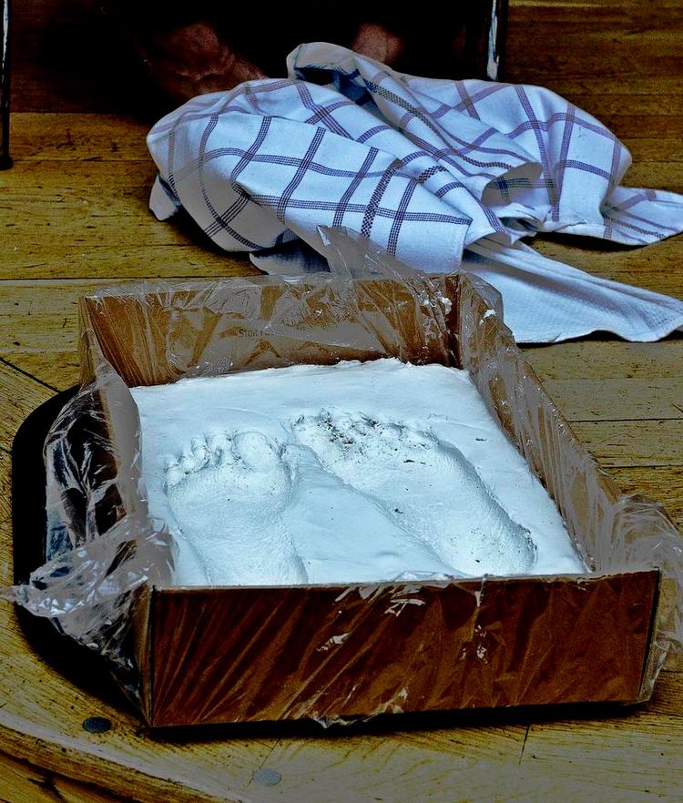 Fodaftryk. I går besøgte Emmelie de Forest Nationalmuseet og placerede sine fødder i gips. 
