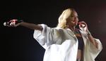 Popfest. Rihanna er hardcore. Og hun er et frisk pust i en række af lidt bedagede hovednavne. 