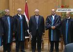 PRÆSIDENT. Den nytiltrådte præsident Adly Mansour flankeret af forfatningsdommere efter sin edsaflæggelse i Kairo. 
