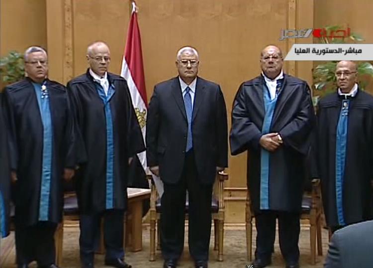 PRÆSIDENT. Den nytiltrådte præsident Adly Mansour flankeret af forfatningsdommere efter sin edsaflæggelse i Kairo. 