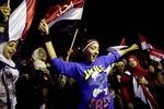JUBEL. Efter længere tids uro blev Mohamed Morsi fjernet fra præsidentposten af Egyptens militær i går. Det fik Morsi-modstandere til at feste i Kairos gader. 