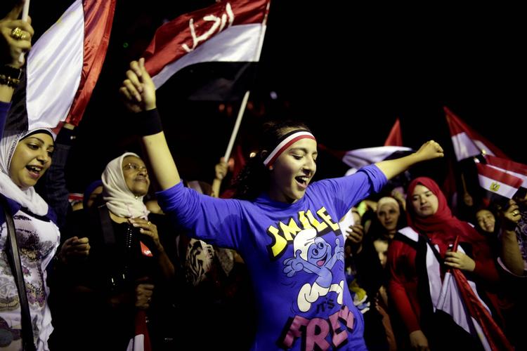 JUBEL. Efter længere tids uro blev Mohamed Morsi fjernet fra præsidentposten af Egyptens militær i går. Det fik Morsi-modstandere til at feste i Kairos gader. 
