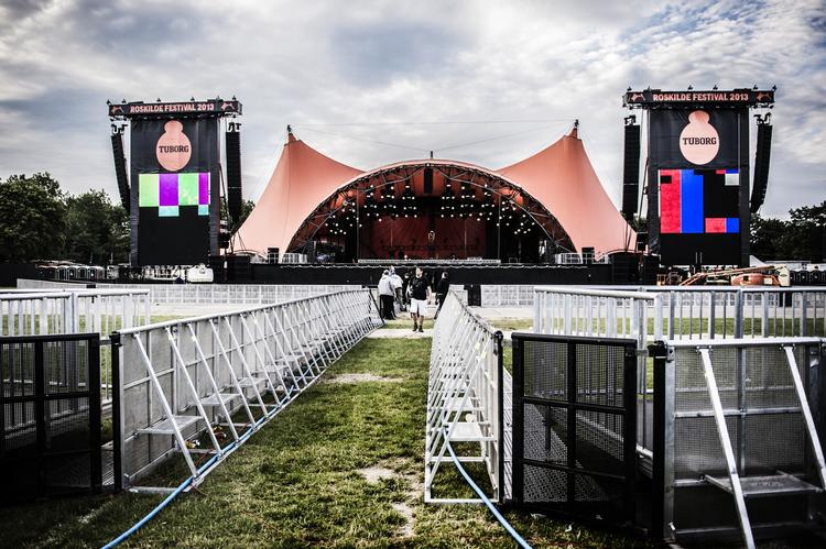 UD. Det summer af liv foran Orange Scene i timerne op til åbningen, men når vi kommer ud på eftermiddagen, bliver de fleste frivillige bedt om at forlade området. 
