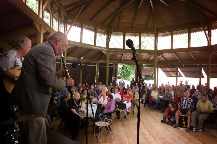 pavillon. Måske er det på grund af træværket, at akustikken i pavillonen er så god, som den er. Læg til den fine lyd, at de frivillige, som driver spillestedet, tænder for grillen, når vejret er til det og serverer en god grillbøf og god vin til rimelige penge 