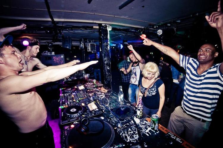 Klubstemning. Der er ingen, der vil løfte et øjenbryn, hvis nogen begynder at danse til jazzen på KB18. Det modsatte vil snarere være tilfældet. 