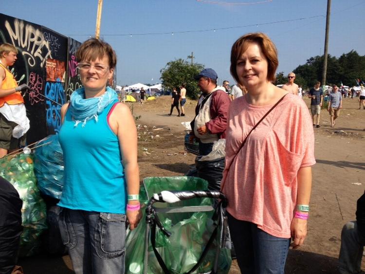 Indsamling. Olivia Pedersen (tv) og hendes søster Lone Nielsen har været pantsamlere på Roskilde Festival de sidste tre år. Det giver dem lidt ekstra mad og drikke. 