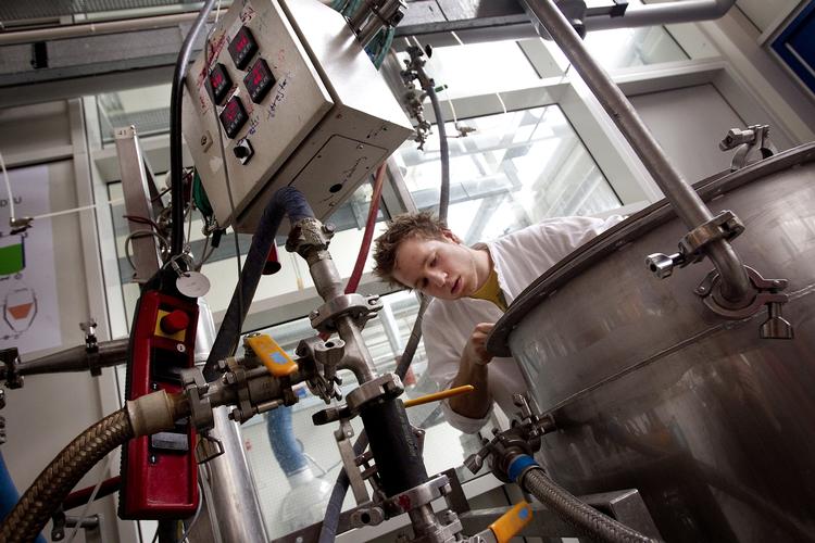 Jobmuligheder. Hvis de unge vil øge deres muligheder for at få job, skal de vælge en teknisk uddannelse, siger Dansk Industri. 