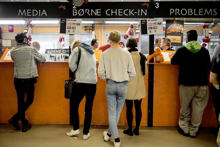 BILLETSALG. Bag skranken ved Roskilde Festivalens checkin, er der stadig partoutbilletter at hente. 