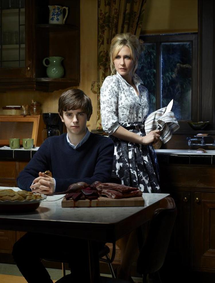 Psyko. Vera Farmiga er incestuøst uhyggelig som moderen, Norma Bates, og Freddie Highmore er tilpas uskyldig som Norman. 