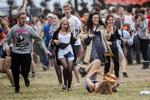 ÅBNING. Klokken 17 blev portene åbnet til den officielle del af Roskilde Festival. Og så satte folket ellers kursen mod Orange Scene, hvor Vinnie Who står for åbningskoncerten. 