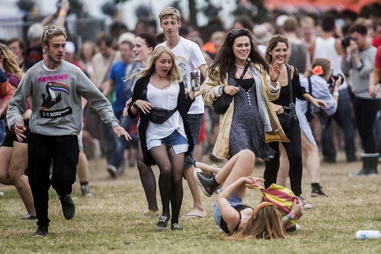 ÅBNING. Klokken 17 blev portene åbnet til den officielle del af Roskilde Festival. Og så satte folket ellers kursen mod Orange Scene, hvor Vinnie Who står for åbningskoncerten. 