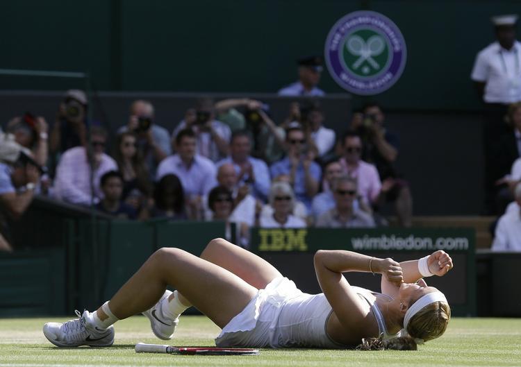 Wimbledon. Tyske Sabine Lisicki jubler på græsset efter sejr, der sender hende i singlefinalen. 