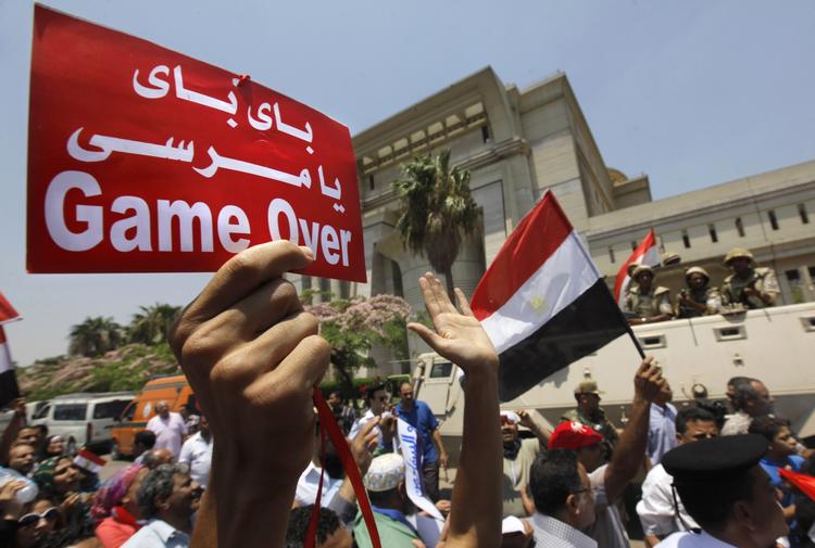 MAGTSKIFTE. Egyptere jubler over afsættelsen af præsident Morsi. 