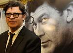 Hæder. Robbie Robertson står foran et foto af sig selv i Ottawa i Canada forud for overrækkelsen af generalguvernørens kunstnerpris. 