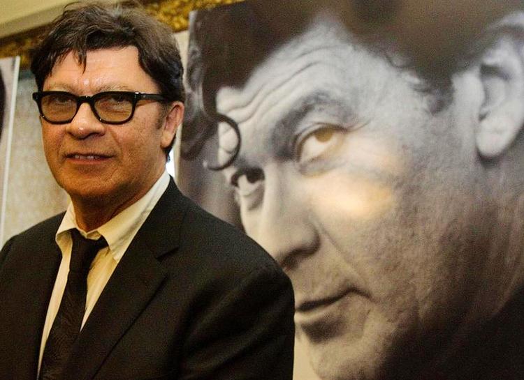 Hæder. Robbie Robertson står foran et foto af sig selv i Ottawa i Canada forud for overrækkelsen af generalguvernørens kunstnerpris. 