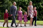 Kongehus. Belgiens fremtidige kongepar har fire børn og har - når det gælder børnene - levet et forholdsvis tilbagetrukket liv. Det ændrer sig dramatisk efter 21. juli. Her promenerer familien i parken ved kongeslottet i Laeken. 