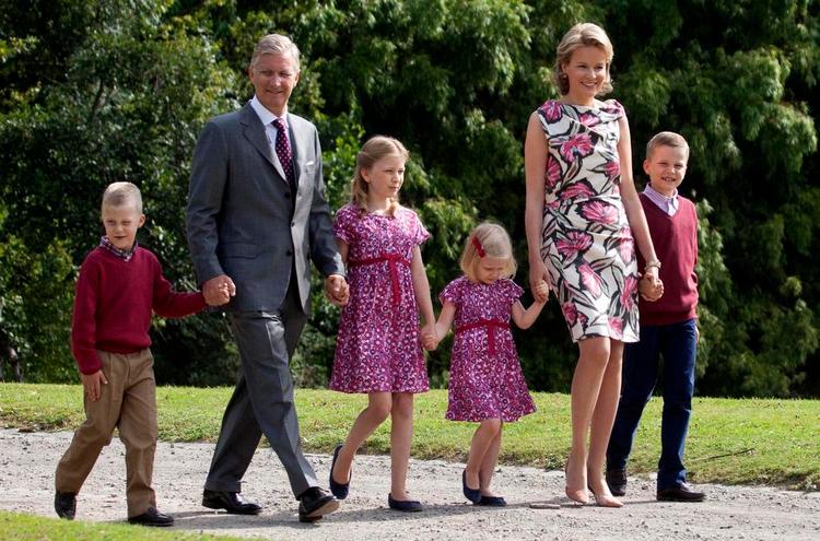 Kongehus. Belgiens fremtidige kongepar har fire børn og har - når det gælder børnene - levet et forholdsvis tilbagetrukket liv. Det ændrer sig dramatisk efter 21. juli. Her promenerer familien i parken ved kongeslottet i Laeken. 
