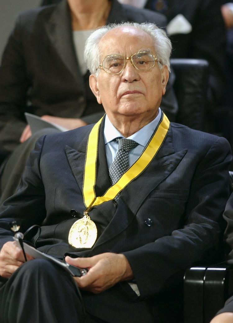 Stabilitet. Emilio Colombo blev i 2003 tildelt Italiens højeste politiske hæder som senator på livstid. 