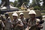 Egypten. Soldater fra det egyptiske militær patruljerer ved Kairos Universitet. 